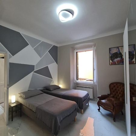 Ampio Appartamento Con 2 Posti Auto E Cortile Genoa Exterior photo